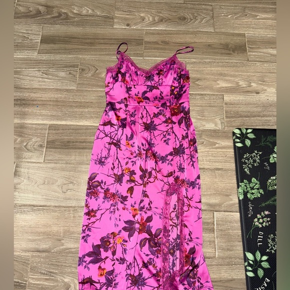 UO Audrey Lace Detail Midi Dress
See all Urban Outfitters Fuchsia Size Large - Picture 5 of 16
